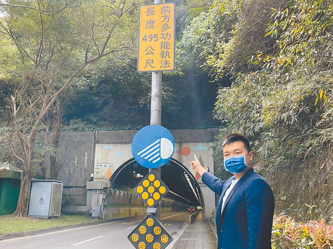 台北市辛亥隧道區間測速1年拍到上萬張違規罰單，台北市議員楊植斗發現，區間測速啟用後，事故件數不減反增，較裝設前還高出10％肇事率，批評測速器只剩下搶錢功能。（劉彥宜攝）