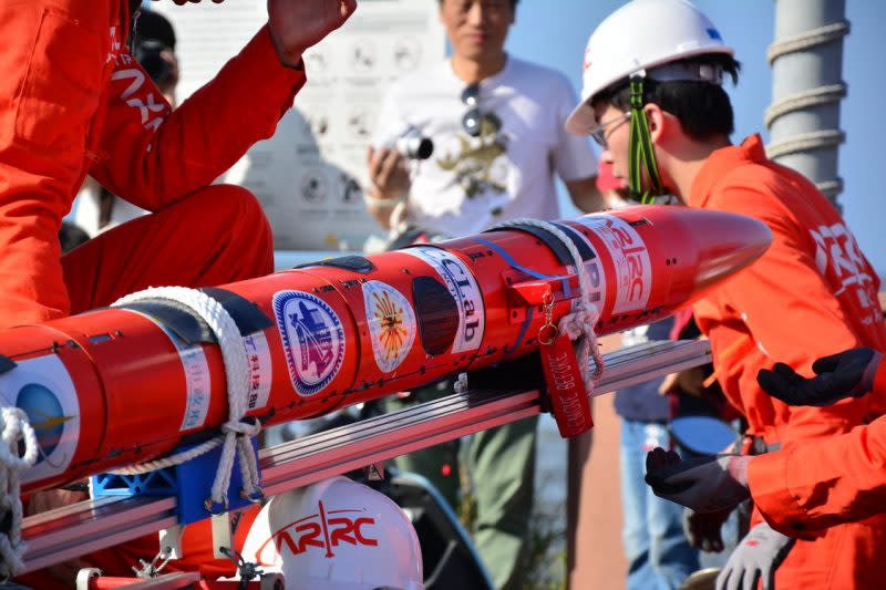 2018 年ARRC代號APPL-10的固態燃料雙節火箭在新竹香山溼地發射。（ARRC提供）