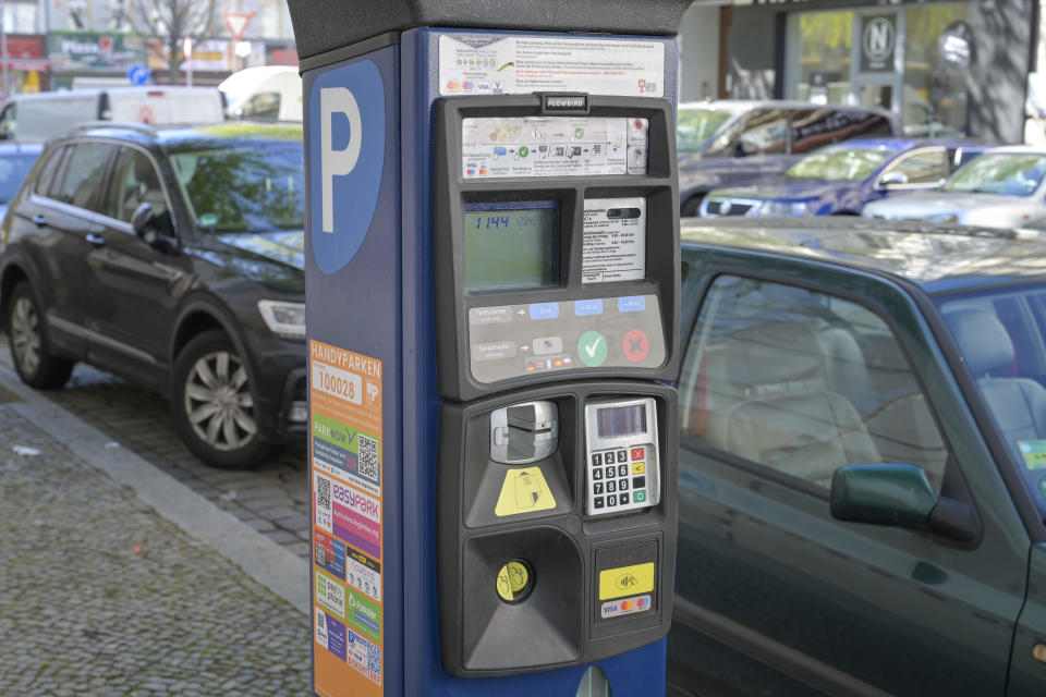 Die Parkgebühren sollten in Städten deutlich steigen, forder die Deutsche Umwelthilfe. - Copyright: Schoening / picture alliance