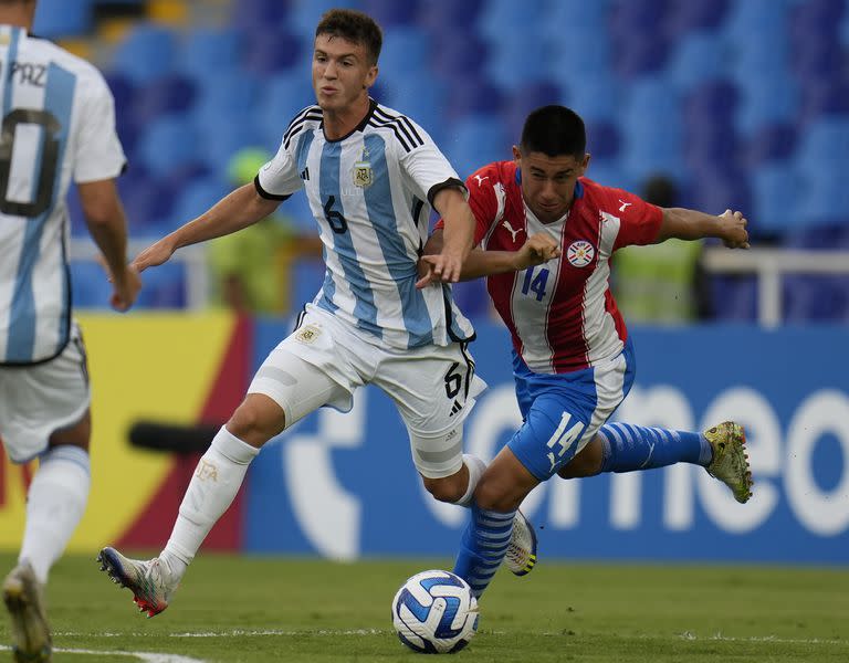 Máximo Perrone lucha por la pelota con el paraguayo Nelson Gauto; el argentino es nuevo jugador del City