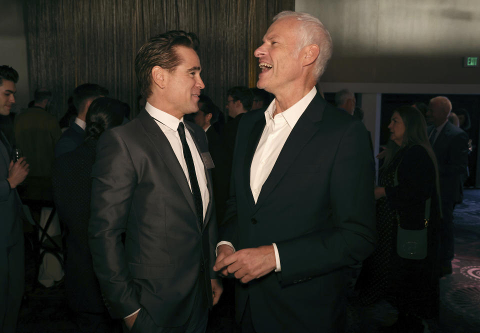 Colin Farrell, izquierda, y Martin McDonagh en el almuerzo de nominados a la 95a entrega de Premios de la Academia el 13 de febrero de 2023, en el Hotel Beverly Hilton en Beverly Hills, California. (Foto Willy Sanjuan/Invision/AP)