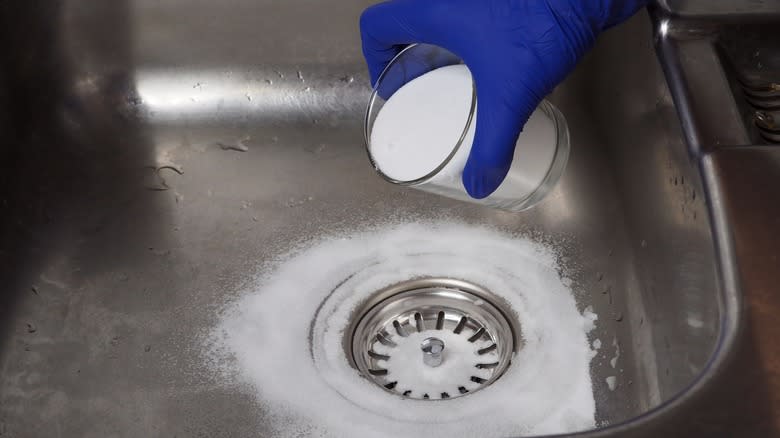 cleaning drain with baking soda