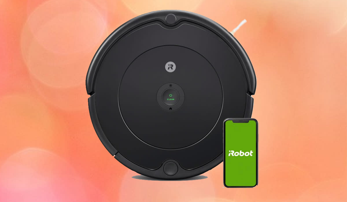 iRobot Roomba 694 avec iPhone à côté et logo iRobot à l'écran