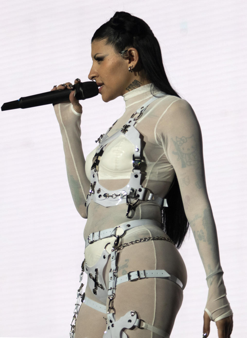 La cantante Cazzu durante su presentación en el festival Coca-Cola Flow Fest en la Ciudad de México el 26 de noviembre de 2022. (Foto AP/Alejandro Godínez)