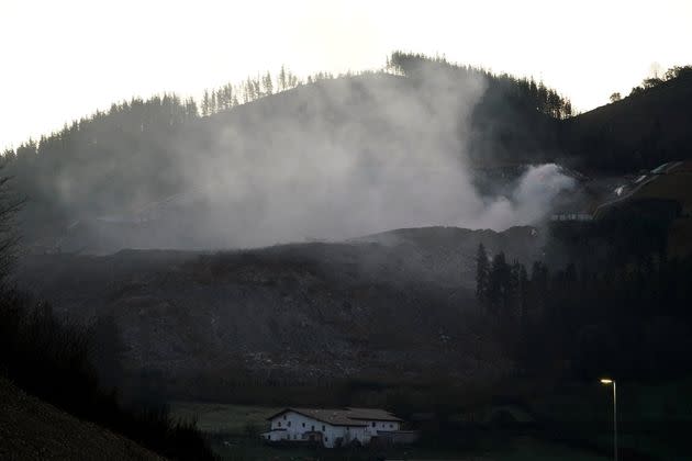 Imagen de los focos humeantes provocados por el incendio en el vertedero de Zaldibar (Bizkaia)- Foto: REUTERS vía HuffPost Spain