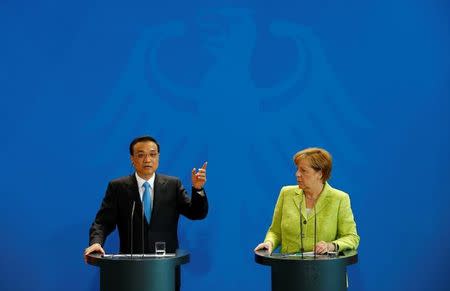 German Chancellor Angela Merkel and Chinese Premier Li Keqiang during news conference at the Chancellery in Berlin, Germany, June 1, 2017. REUTERS/Fabrizio Bensch