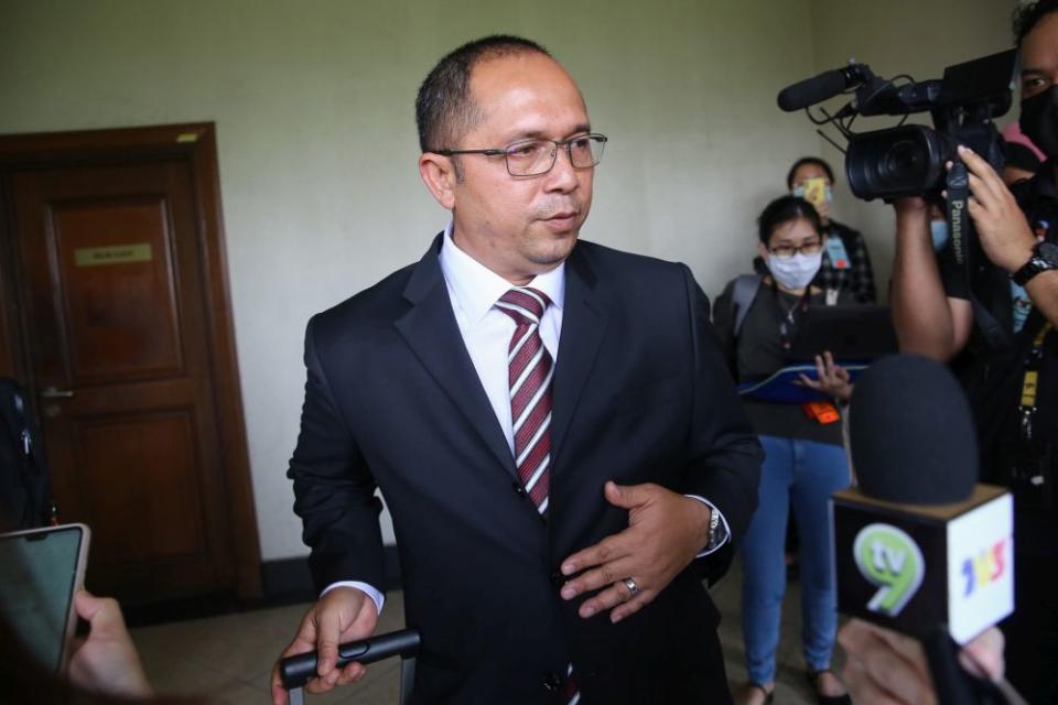 Deputy public prosecutor Wan Shaharuddin Wan Ladin speaks to reporters at the Kuala Lumpur High Court September 9, 2020. — Picture by Yusof Mat isa