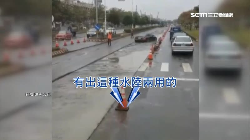 遠看1台轎車停在馬路中間。（圖／翻攝自爆笑公社）