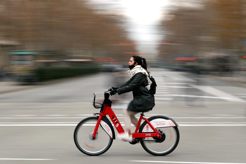 Mujer circulando por Barcelona en bicicleta. Foto: REUTERS/Albert Gea