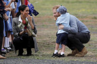 <p>Sie sind Royals zum Anfassen! So ließ sich Harry nicht nur umarmen und herzen, sondern von einem kleinen Jungen sogar den Bart anfassen. Das amüsierte auch Ehefrau Meghan, die herzlich lachte. (Bild: AP Photo) </p>