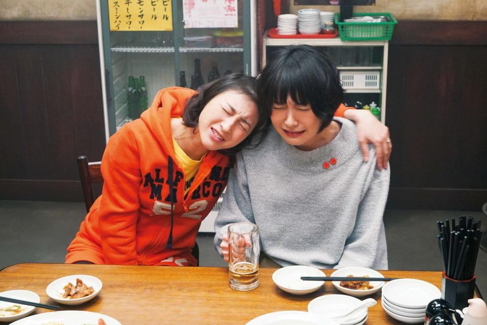 《乒乓少女大逆襲》中，廣末涼子（左）飾演從小練乒乓的醫生娘。（傳影互動提供）