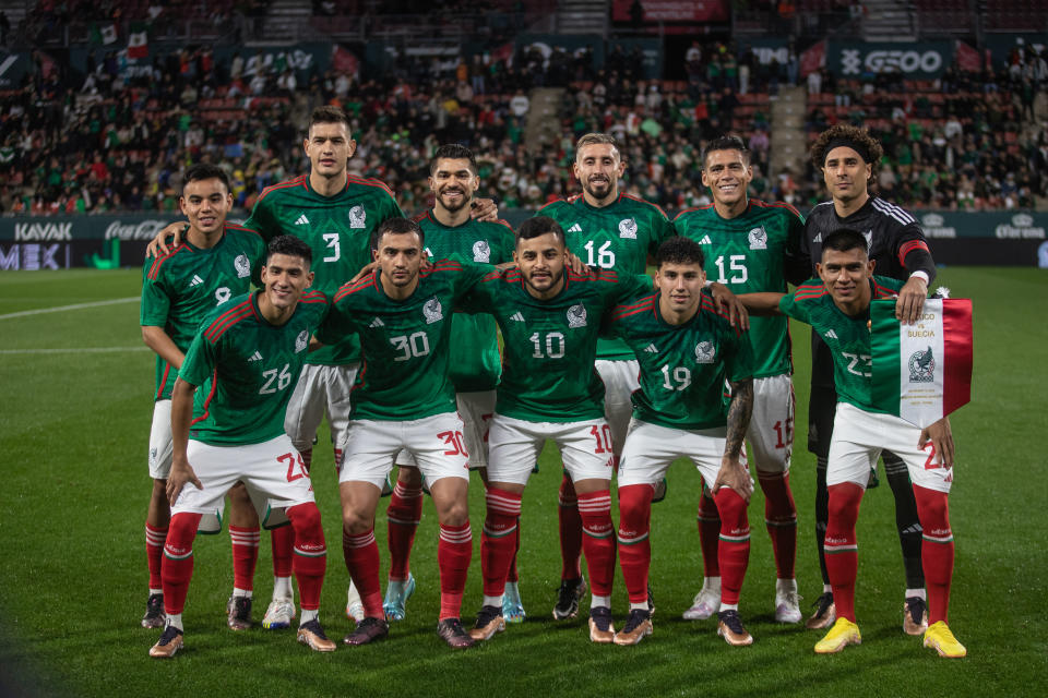 GIRONA, SPAIN - NOVEMBER 16: . Mexican players pose for a team photo prior to the friendly match between Mexico v Sweden on November 16, 2022 in Girona, Spain. (Photo by Marti Segura/DeFodi Images via Getty Images)