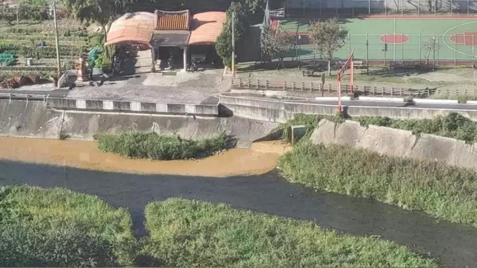 豆子埔溪又有黃泥水排入，環保局將依水汙法開罰。（圖／取自臉書竹北大小事）