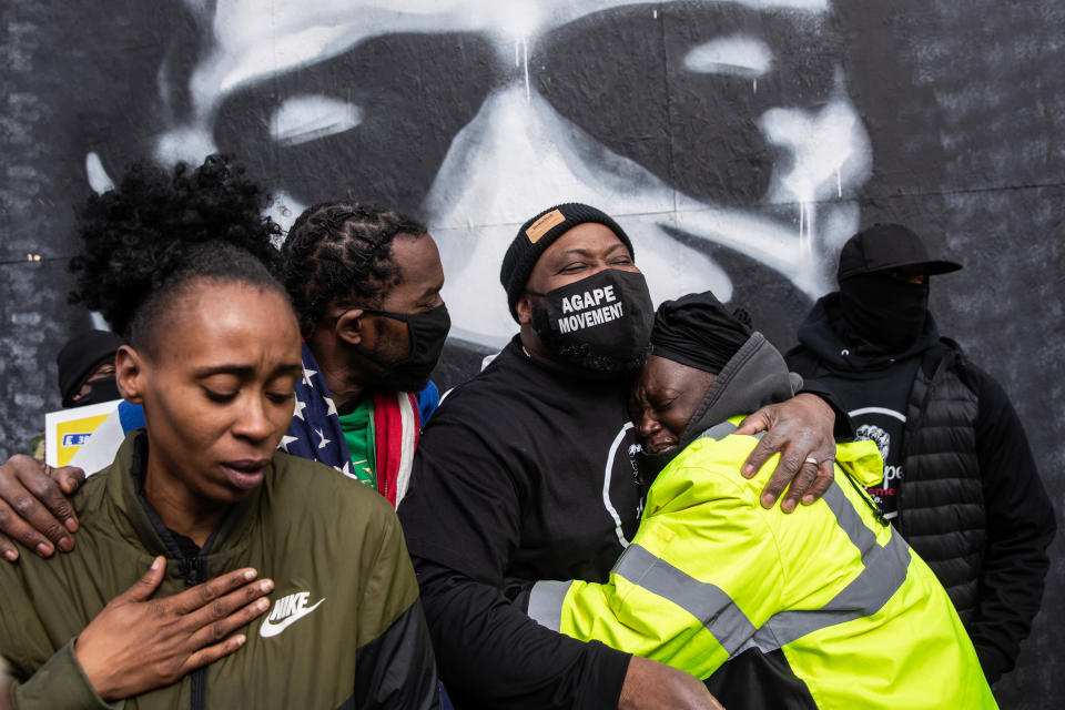 La gente se abraza en la plaza George Floyd en Minneapolis, el martes 20 de abril de 2021, después de que el jurado declarara culpable a Derek Chauvin del asesinato de George Floyd. (Victor J. Blue/The New York Times)