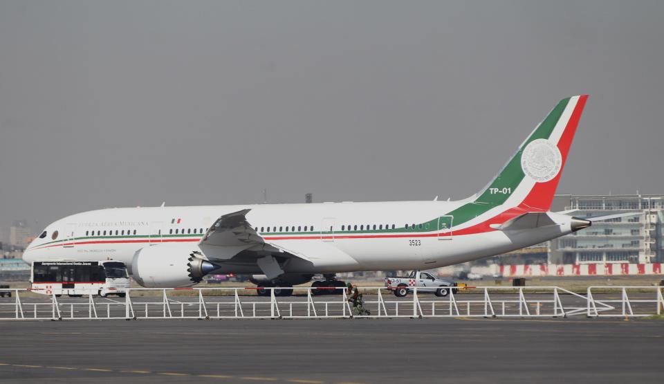 Vista general del avión presidencial, un Boeing 787, que el nuevo gobierno de México, que encabeza Andrés Manuel López Obrador, pondrá a la venta por considerarlo un lujo excesivo. EFE/Mario Guzmán