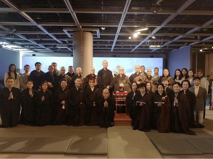 Liang Luoshi knelt on the ground with others, smiling, very close to the people.