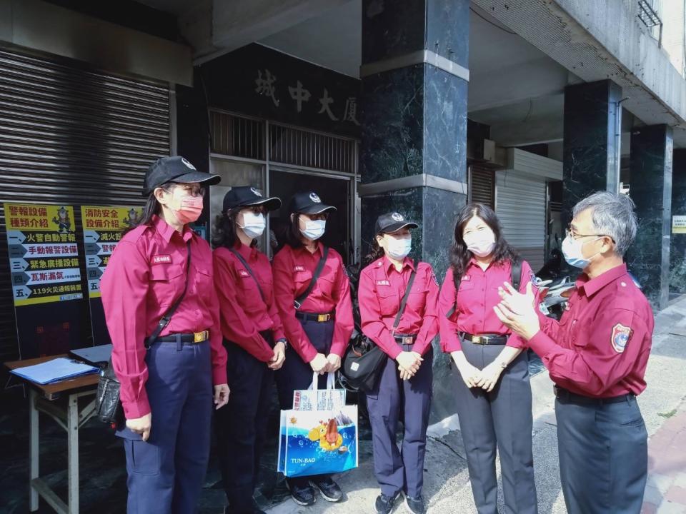 高市消防局代理局長王志平(右一)表率隊檢查高風險大樓。   圖：高雄市消防局提供