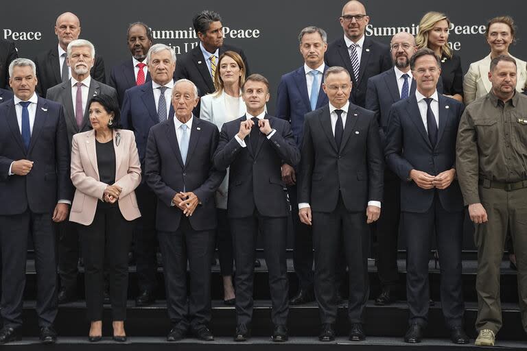 Los líderes que asistieron a la cumbre, durante la foto de familia