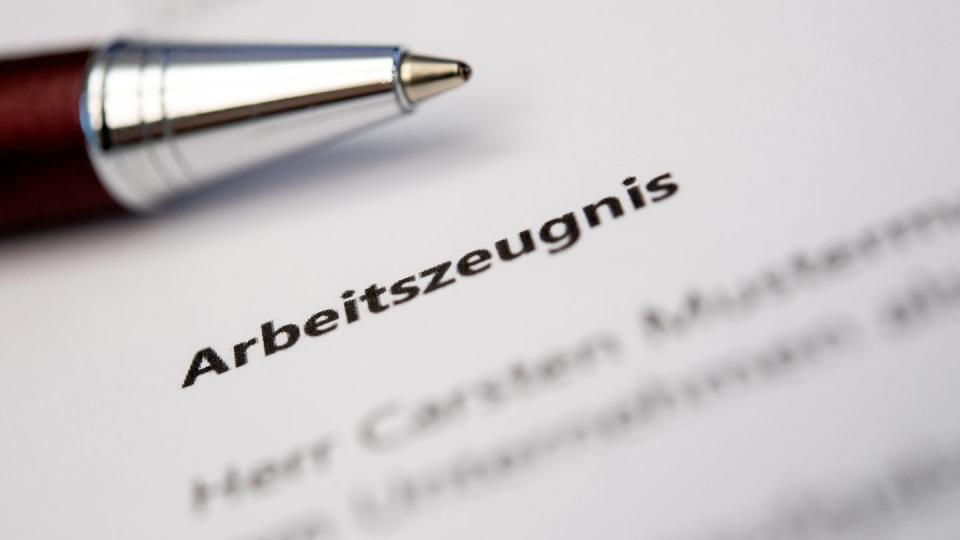 Ein Arbeitszeugnis soll Auskunft über Kenntnisse und Fähigkeiten von Arbeitnehmern geben - Schulnoten bilden das nicht ausreichend ab, urteilt ein Gericht.