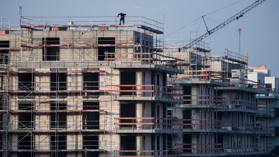 Ein Baugerüst steht an einem Rohbau von Neubau-Wohnungen in Berlin-Schöneberg. Der Wohnungsbau in Deutschland hat 2019 den höchsten Stand seit 2001 erreicht.