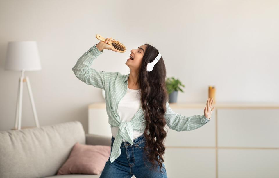 Ein hohes Selbstbewusstsein und Selbstwertgefühl können sowohl die körperliche als auch geistige Gesundheit stärken. - Copyright: Prostock-Studio/Getty Images