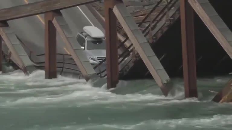 Así colapsó un puente de madera en Noruega