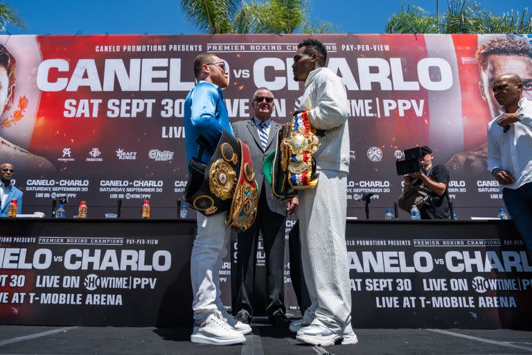 Frente a frente y con los cinturones de campeón, Canelo Álvarez y Jermell Charlo