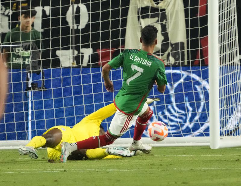 Uriel Antuna (7) anota para la selección de México en partido amistoso ante Estados Unidos