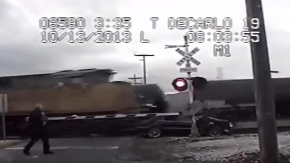 Гледайте как жена, бягаща от полицията, е ударена от два влака
