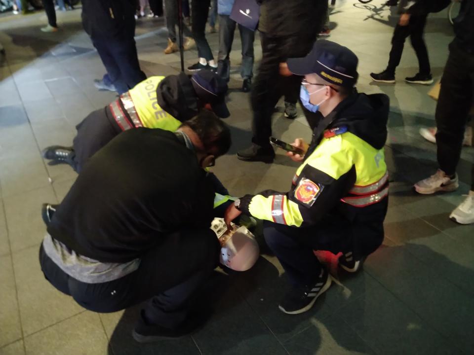 有人被警方壓制在地上。（圖／翻攝自臉書台灣機車路權促進會）