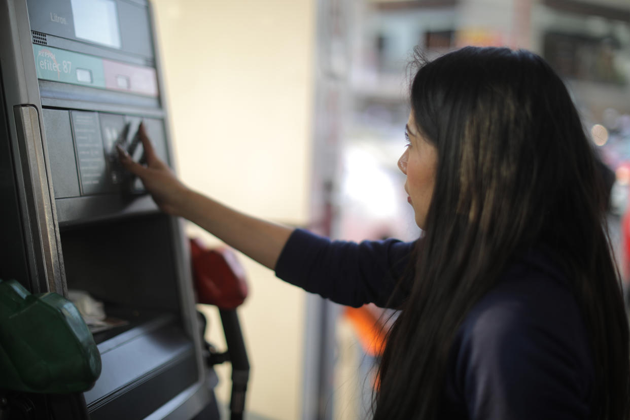 Despachadores de gasolina en México enfrentan precariedad laboral. (Hector Vivas/Getty Images)