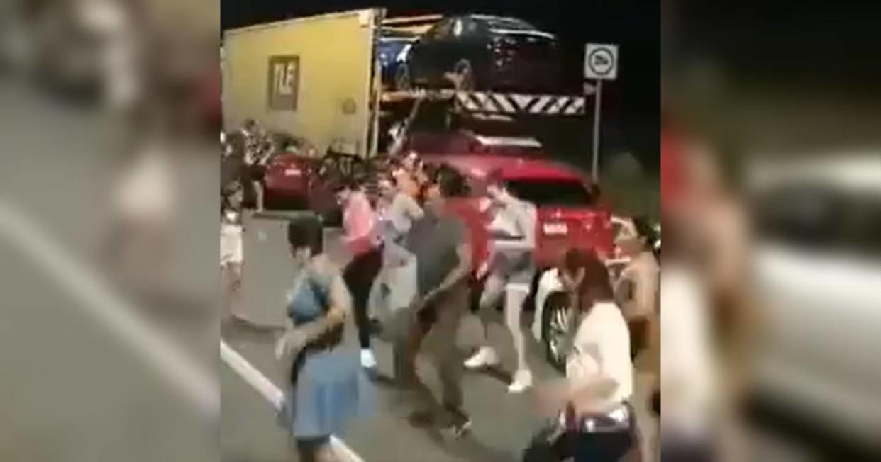 Se quedaron atrapados en la carretera por horas y se pusieron a bailar ‘Payaso de Rodeo’. Foto: Captura de video X vía @rosaliliatorrs.