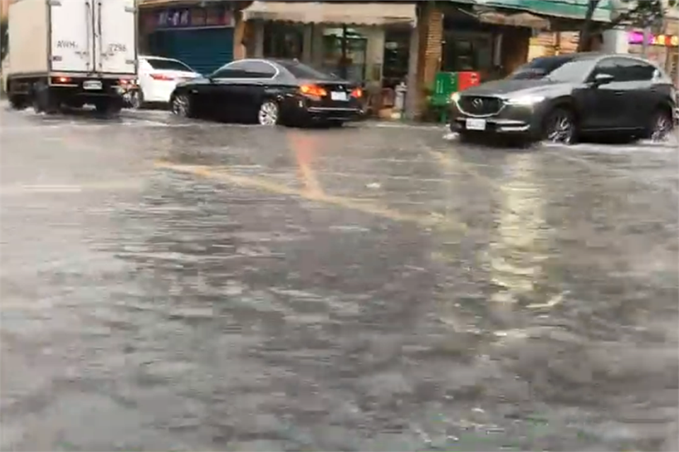 受到大雨影響，宜蘭市市區道路汪洋一片。（圖／民視新聞）