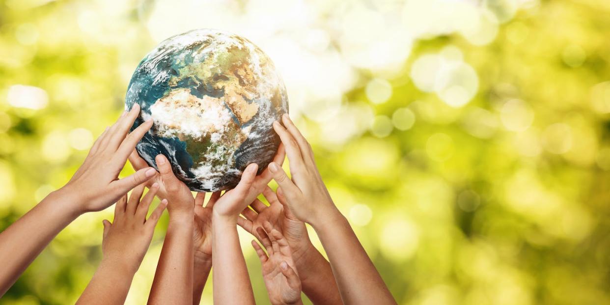 <a href="https://www.shutterstock.com/es/image-photo/group-children-holding-planet-earth-over-1681300504" rel="nofollow noopener" target="_blank" data-ylk="slk:Rangizzz / Shutterstock;elm:context_link;itc:0;sec:content-canvas" class="link ">Rangizzz / Shutterstock</a>