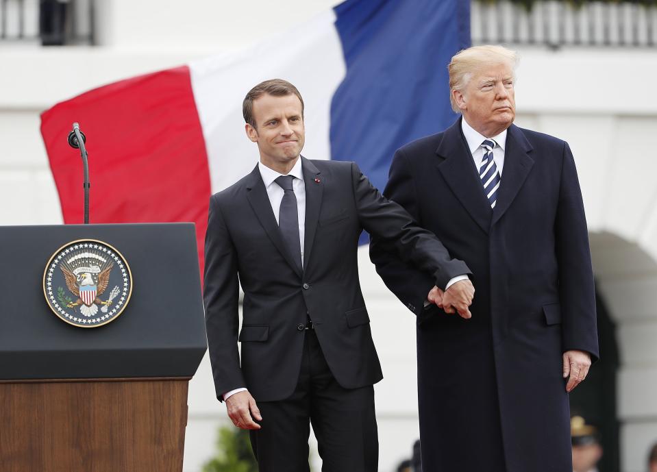 (FOTOS) Doble beso francés y mucha pompa: así recibió Trump a Macron en la Casa Blanca