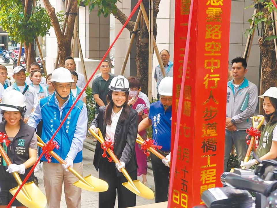 新竹市關埔地區居民引領期盼、首座橫跨慈雲路的人行空橋，15日由市長高虹安（左三）主持動土典禮。（陳育賢攝）