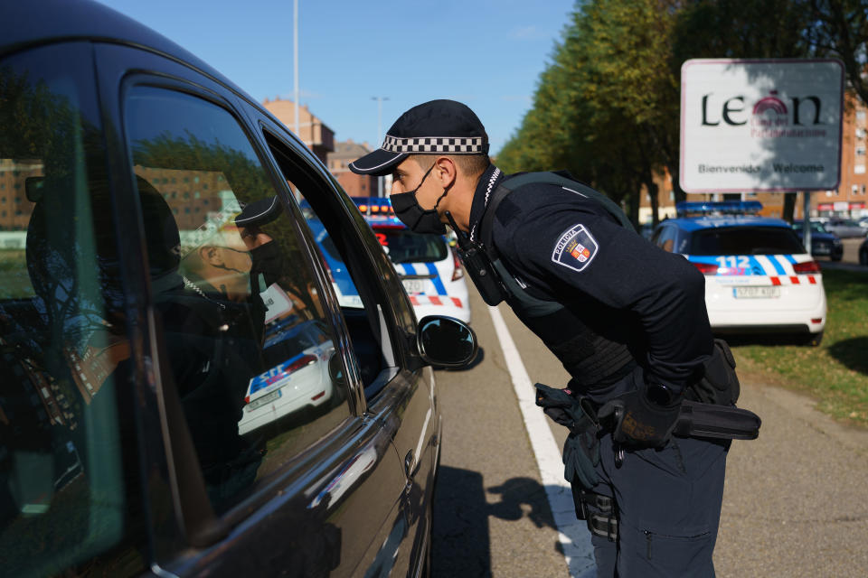 Un policía detiene a un conductor en un control a la entrada de León para vigilar que se cumplan las medidas de confinamiento impuestas por la Junta. (Foto: Cesar Manso / AFP / Getty Images).