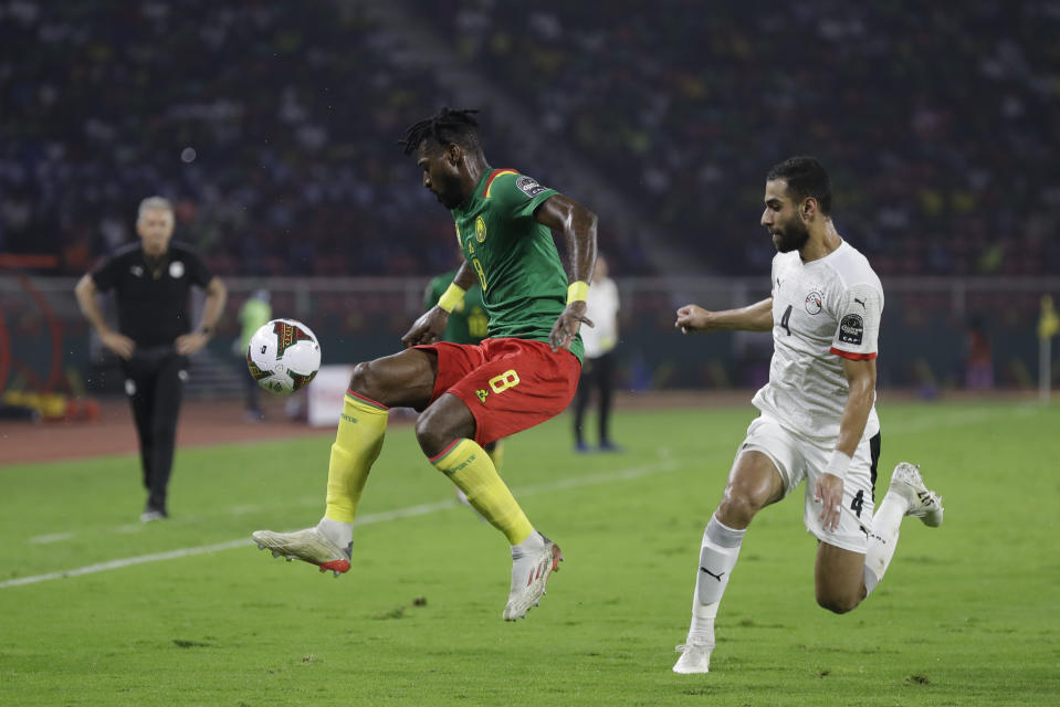 ARCHIVO - Andre-Frank Zambo de Camerún, a la izquierda, trata de controlar el balón ante Amr El Solia de Egipto durante el choque de semifinales de la Copa Africana de Naciones 2022, en el estadio Olembe en Yaundé, Camerún, el jueves 3 de febrero de 2022. (Foto AP/Sunday Alamba)