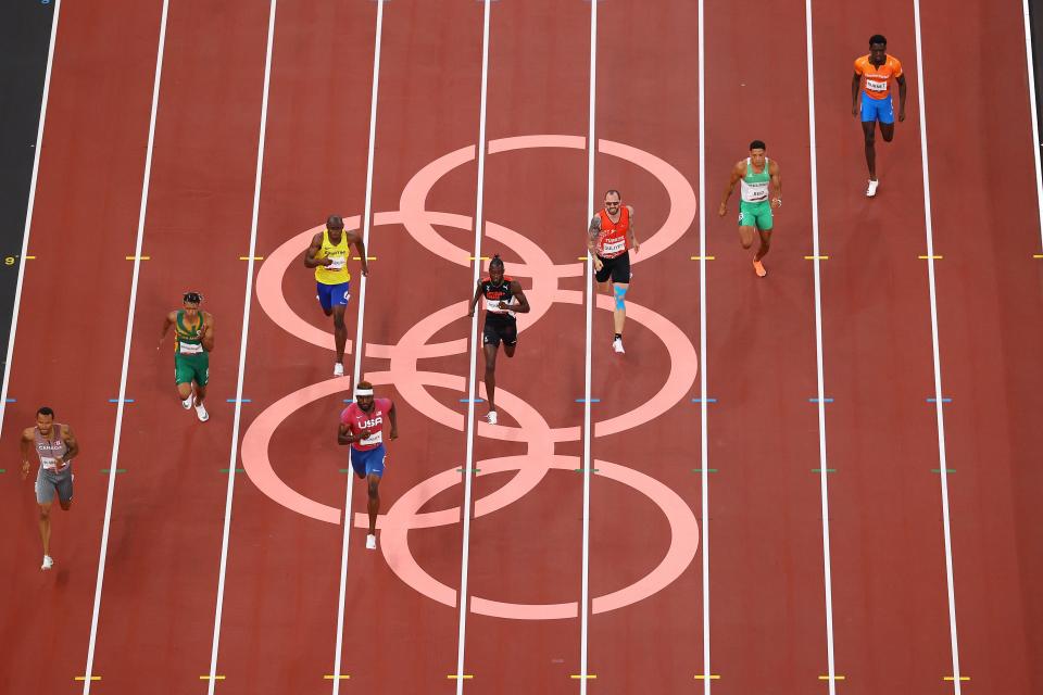 Andre de Grasse (far left) clinches victory in the last semi-final (Getty Images)