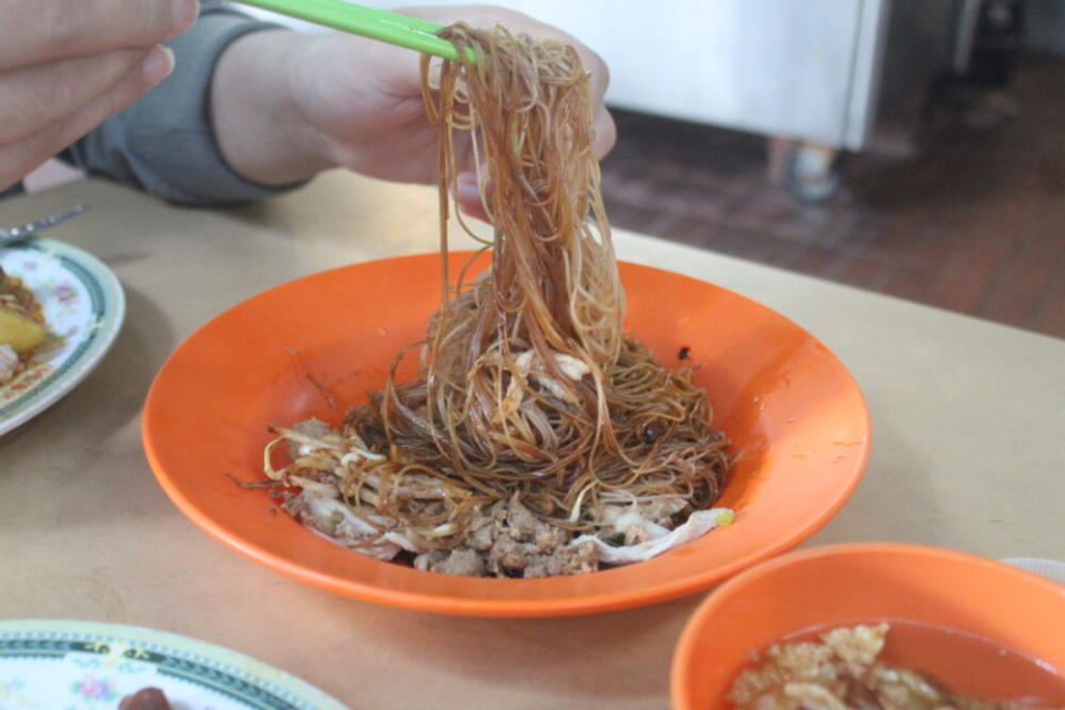 Tapak Penjaja Wisma Genting - Dry minced noodles action shot