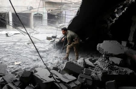 An Iraqi special forces soldiers walks through a house destroyed in an airstrike during a battle with Islamic State militants in Mosul, Iraq March 2, 2017. REUTERS/Goran Tomasevic