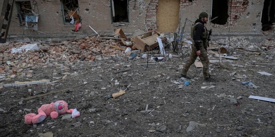 Ukrainian soldier near a building in Chasiv Yar