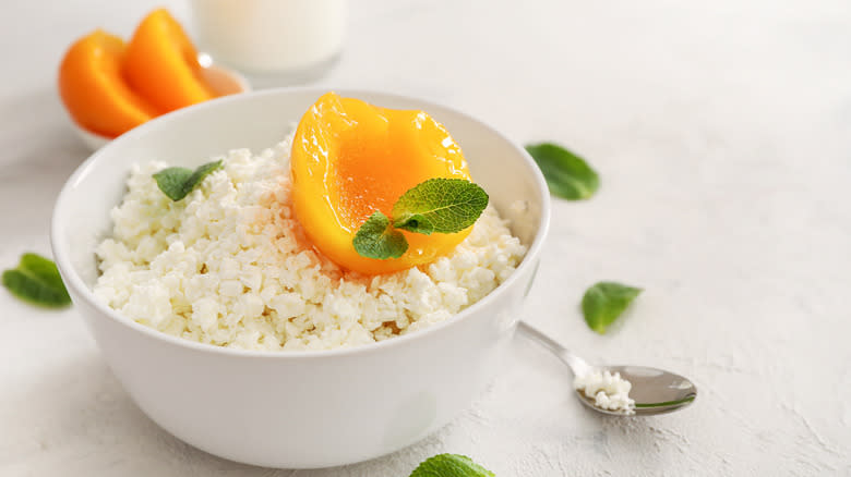 Cottage cheese with peaches and mint