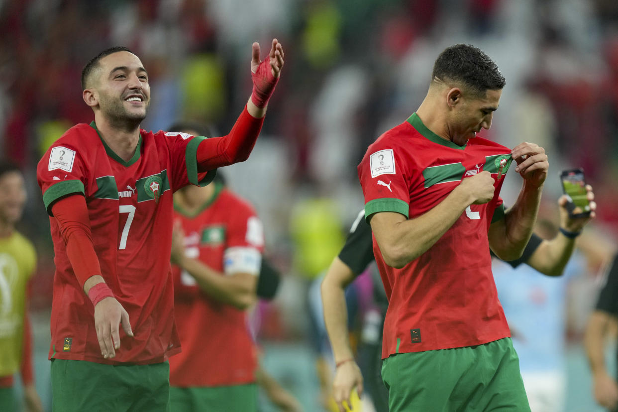 Achraf Hakimi junto a Hakim Ziyech celebrando el pase a Cuartos de Final de Qatar 2022. (Manuel Reino Berengui/DeFodi Images via Getty Images)