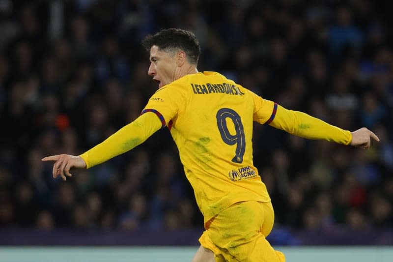 FC Barcelona's Robert Lewandowski celebrates scoring his side's first goal during the UEFA Champions League round of 16 first leg soccer match between SSC Napoli and FC Barcellona at Diego Armando Maradona Stadium. Alessandro Garofalo/LaPresse via ZUMA Press/dpa