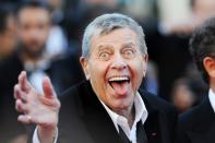 <p>Auch im hohen Alter war Jerry Lewis (1926 bis 2017) noch für jeden Spaß zu haben. Bekannt wurde der Mann mit der quäkenden Stimme an der Seite von Entertainer Dean Martin. Später machte er dann auch alleine Karriere und spielte sich mit Filmen wie "Der verrückte Professor" (1963) in die Herzen seiner Fans. (Bild: Stuart C. Wilson/Getty Images)</p>