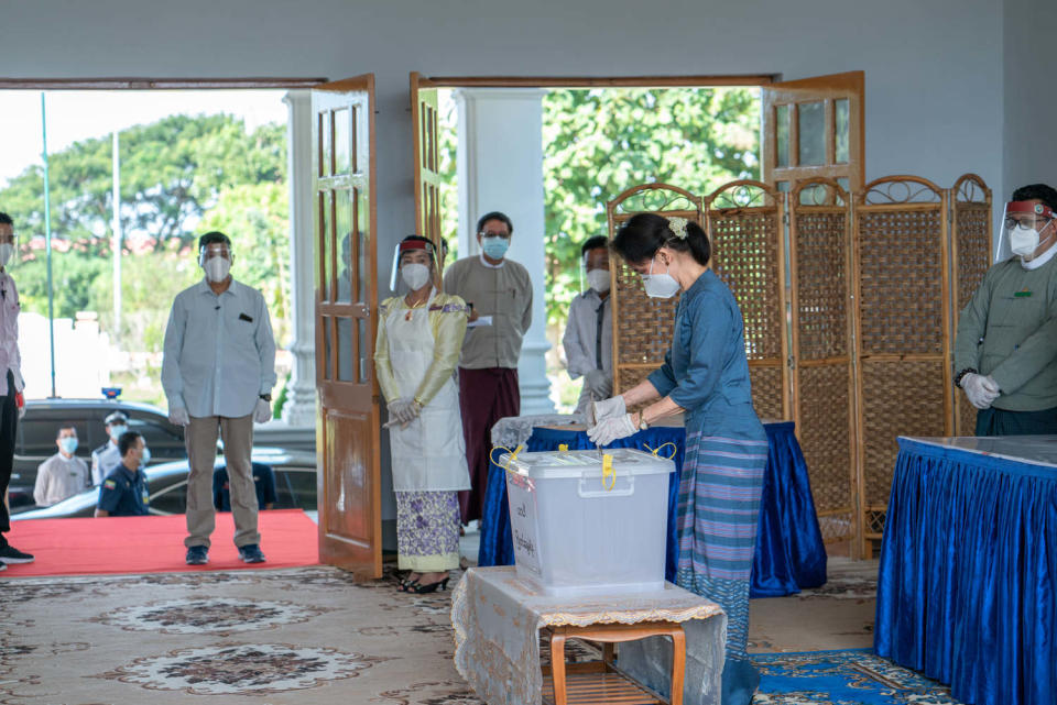 緬甸國務資政翁山蘇姬（前）去年投票，她領導的「「全國民主聯盟」」贏得大選，卻被軍方指控舞弊，將她拘留。   圖：翻攝自緬甸全國民主聯盟主席臉書