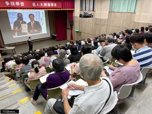 多扶學堂近期舉辦知名心靈勵志作家戴晨志老師演講會現場吸引上百名聽眾熱烈與會。（多扶學堂提供）