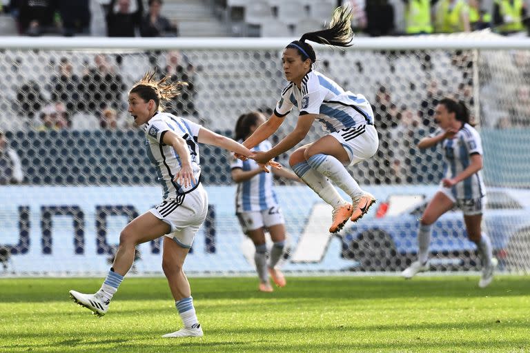 La selección argentina se repuso de un 2 a 0 e igualó con Sudáfrica en el segundo partido del grupo G del Mundial