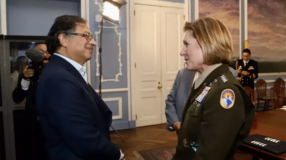 El presidente colombiano Gustavo Petro y la jefa del Comando Sur del Ejército de Estados Unidos, la general Laura Richardson, durante una visita de Richardson a Colombia en septiembre de 2022.